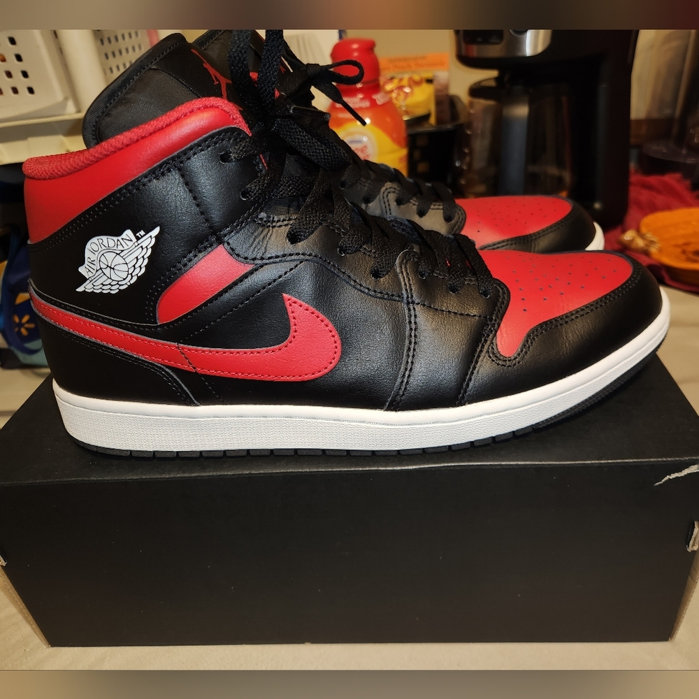 Nike Air Jordan 1 Mid "black/varsity red-summit white"